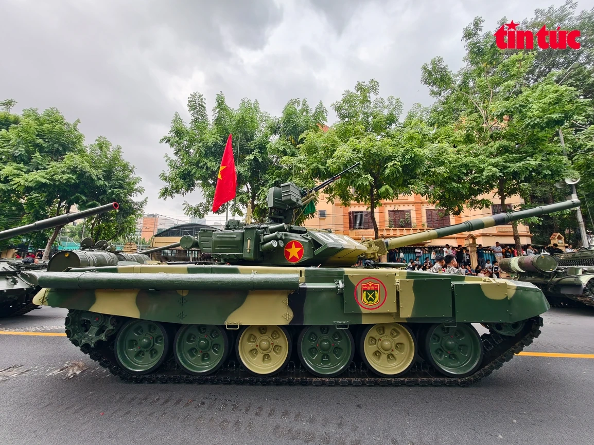 Dàn xe tăng “tập kết” gần Quảng trường Ba Đình chờ lệnh tổng hợp luyện