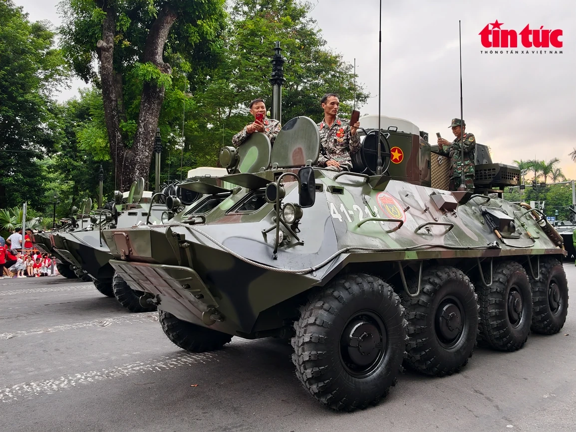 Dàn xe tăng “tập kết” gần Quảng trường Ba Đình chờ lệnh tổng hợp luyện