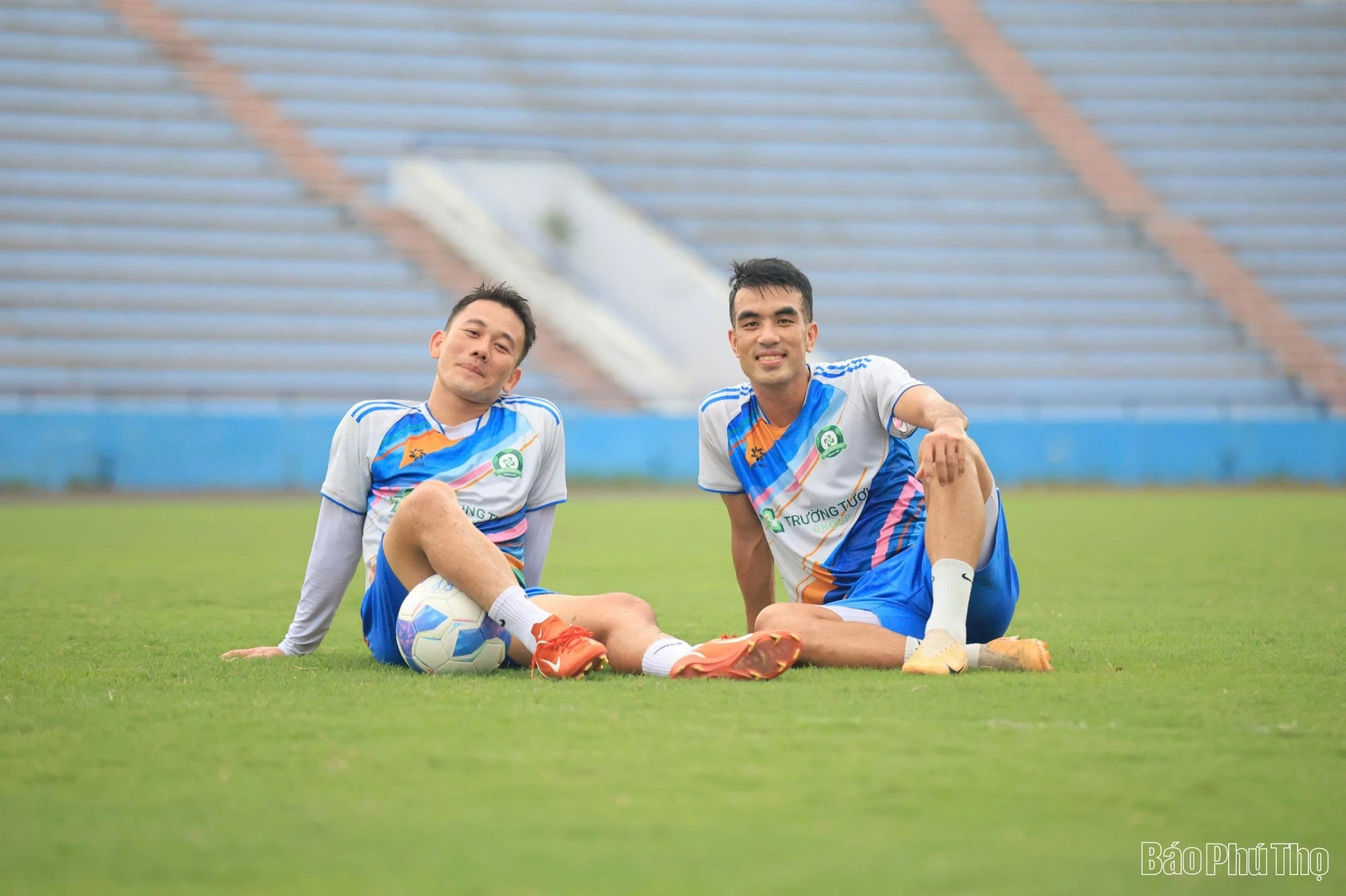 Công Phượng và đồng đội hào hứng tập luyện trên sân vận động Việt Trì