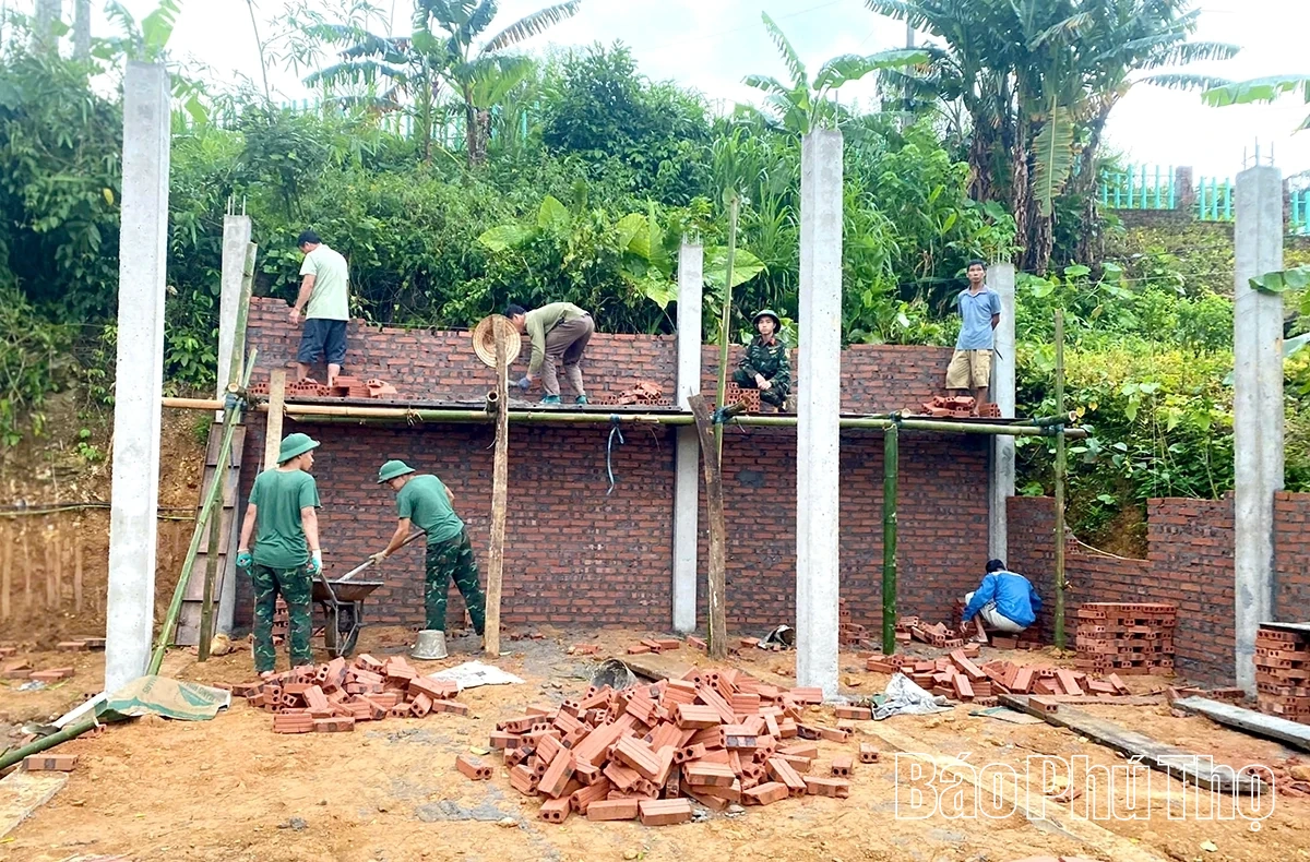 Lực lượng vũ trang tỉnh chung tay xóa nhà tạm, nhà dột nát