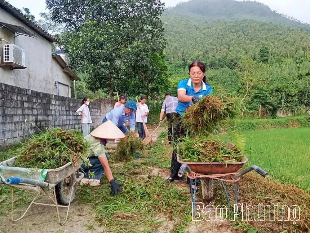 Phú Khê tưng bừng ra quân vệ sinh môi trường