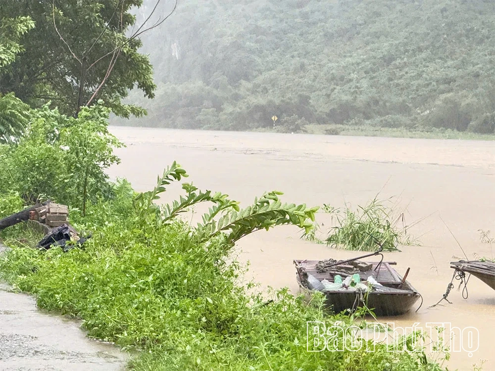 Lũ trên sông Bôi lên mức báo động 2, cảnh báo ngập lụt, sạt lở đất