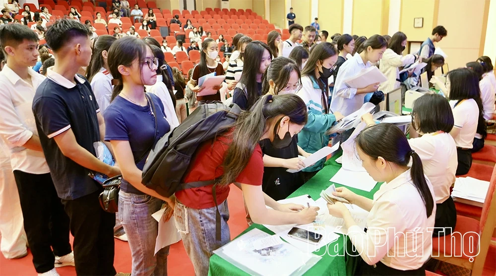 Trường Đại học Hùng Vương tổ chức nhập học cho gần 2.300 tân sinh viên K23