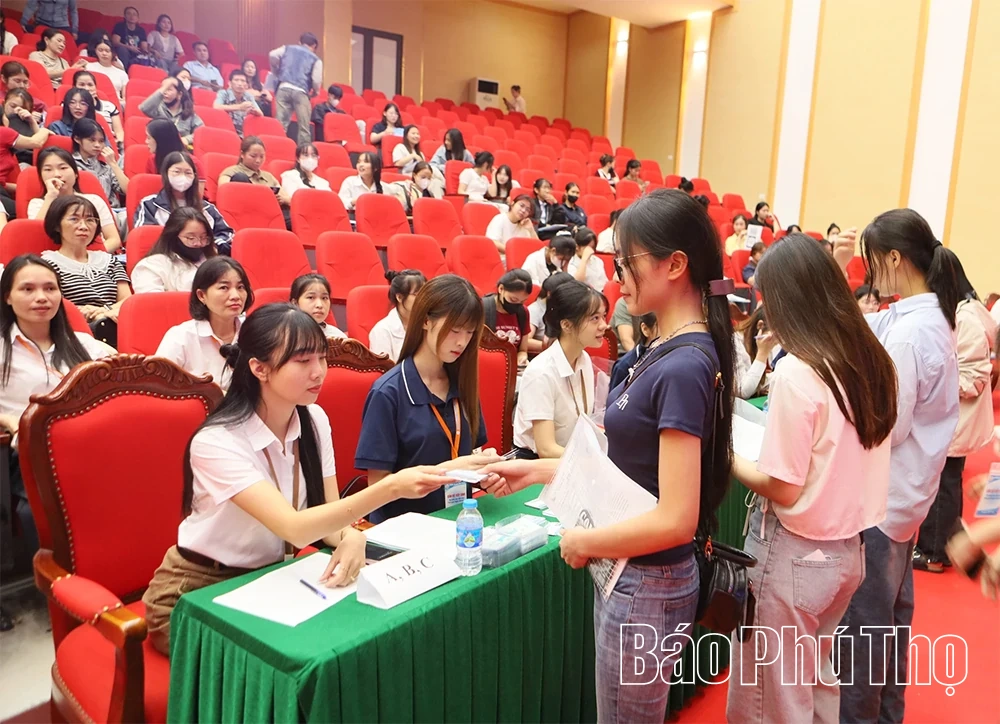 Trường Đại học Hùng Vương tổ chức nhập học cho gần 2.300 tân sinh viên K23