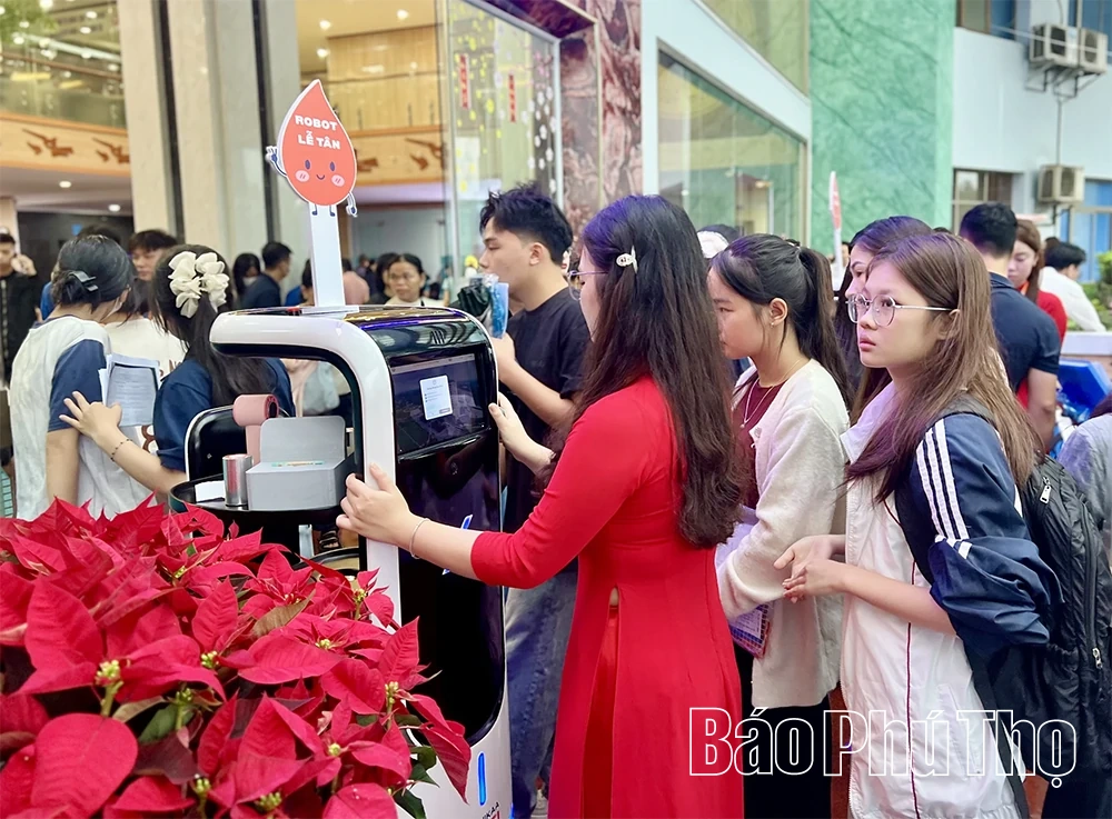 Trường Đại học Hùng Vương tổ chức nhập học cho gần 2.300 tân sinh viên K23