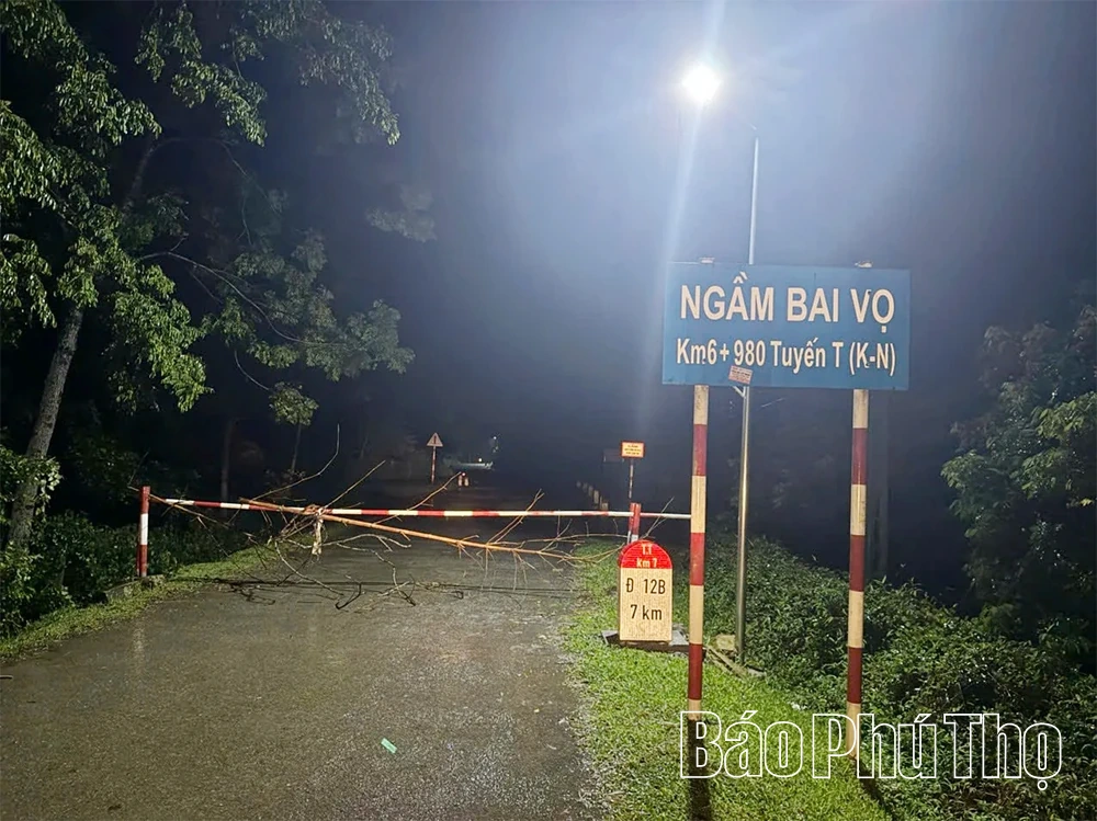 Kiên quyết không cho người và phương tiện qua ngầm tràn khi nước lũ dâng cao