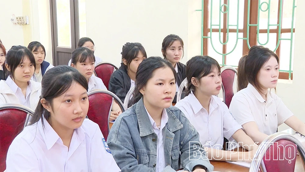 Khai giảng lớp bồi dưỡng nhận thức về Đảng cho học sinh THPT