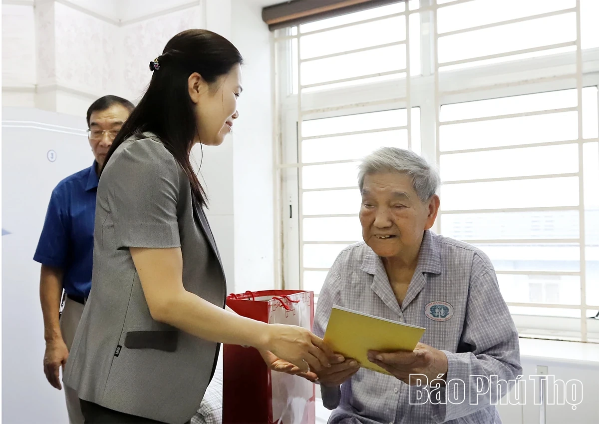 Phó Bí thư Tỉnh ủy Bùi Thị Minh thăm, tặng quà cán bộ tiền khởi nghĩa