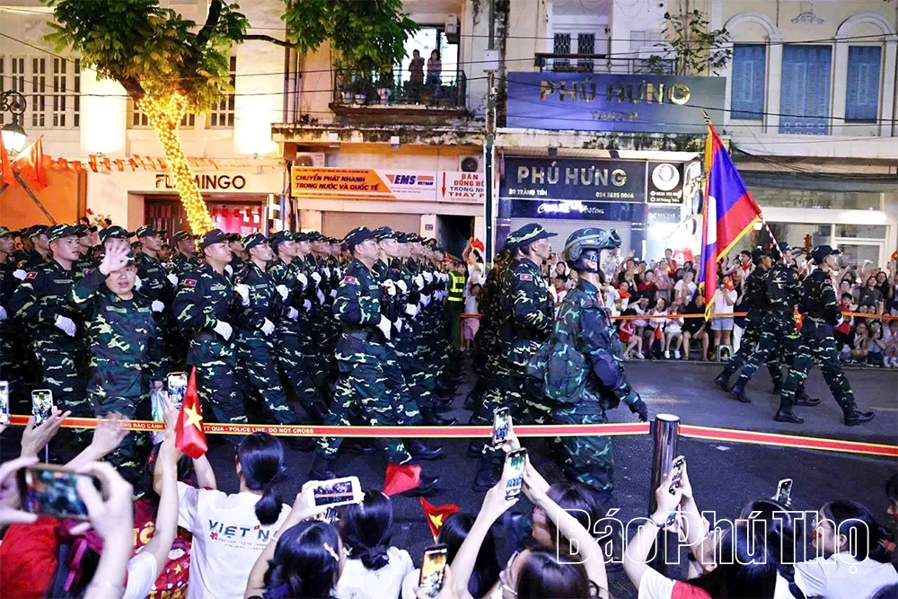 Từ Phú Thọ lan tỏa “tinh thần Việt” trong nhịp bước quân nhân Lào, Campuchia