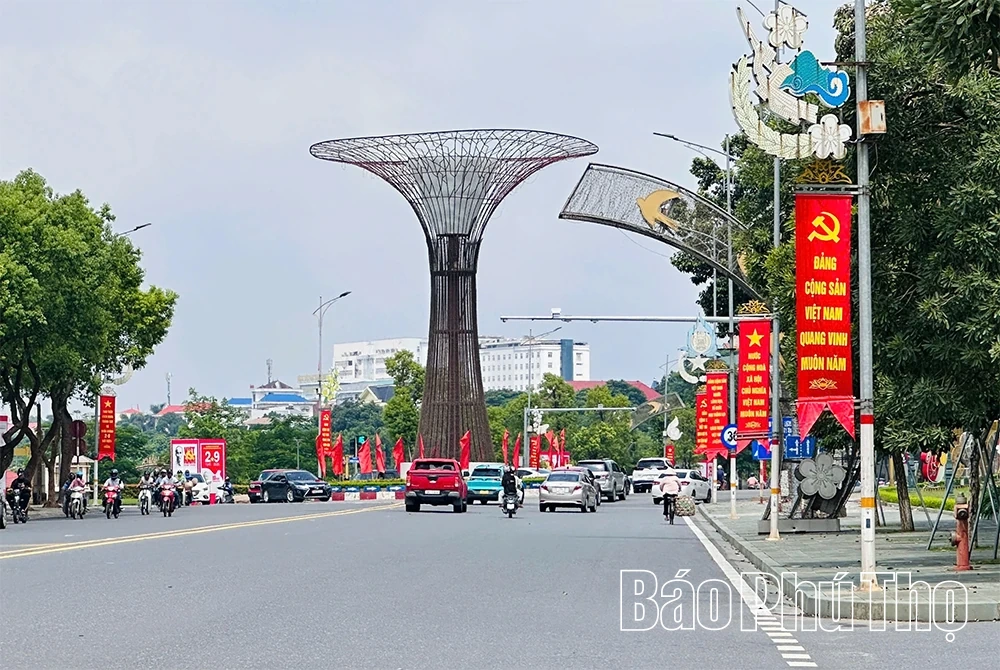 Đường phố rực rỡ cờ hoa chào mừng Quốc khánh 2/9