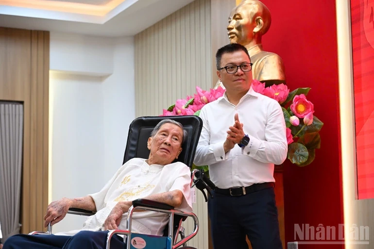Nhạc sĩ Phạm Tuyên trao tặng ca khúc “Như có Bác trong ngày đại thắng” cho Báo Nhân Dân