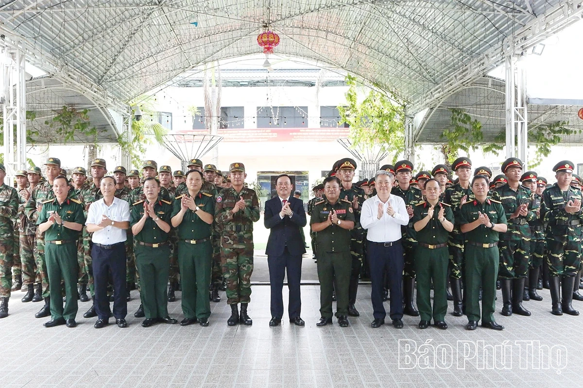 Thăm, tặng quà lực lượng quân đội nhân dân Lào và quân đội Hoàng gia Campuchia