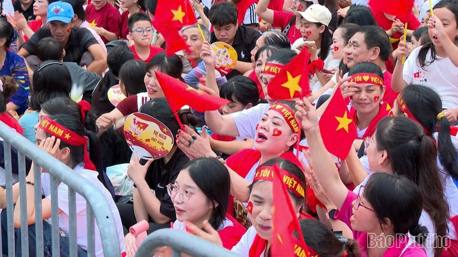 Người dân đổ kín đường chờ buổi sơ duyệt của Lễ diễu binh, diễu hành kỷ niệm 80 năm Quốc khánh 2/9