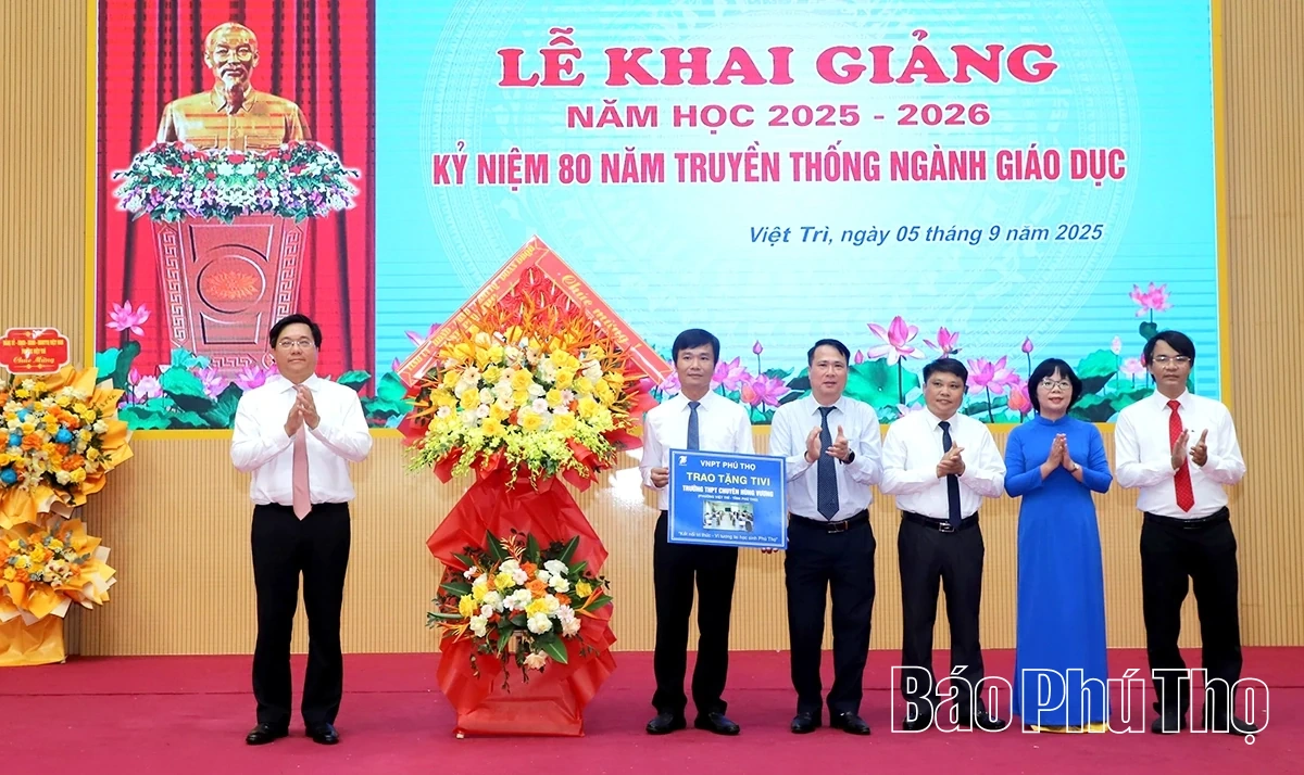 Chủ tịch UBND tỉnh Trần Duy Đông dự khai giảng tại Trường THPT Chuyên Hùng Vương