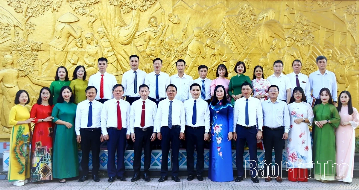 Bí thư Tỉnh ủy Đặng Xuân Phong dự khai giảng tại Trường THPT Chuyên Hoàng Văn Thụ