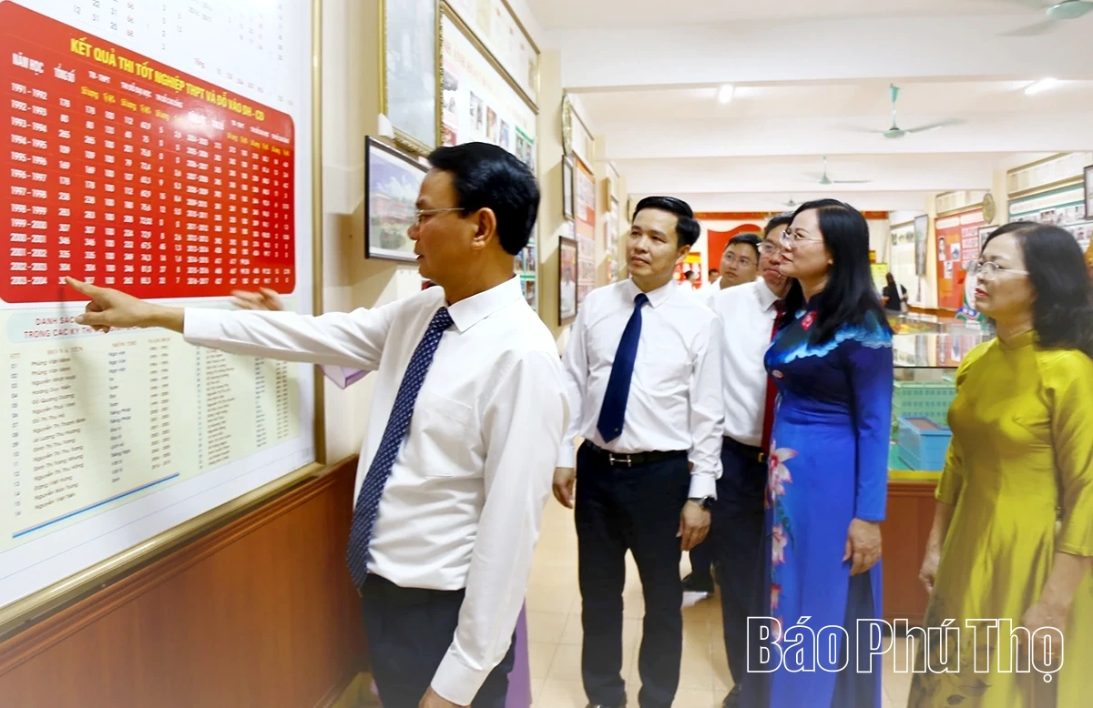 Bí thư Tỉnh ủy Đặng Xuân Phong dự khai giảng tại Trường THPT Chuyên Hoàng Văn Thụ