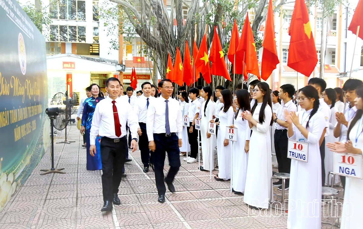 Bí thư Tỉnh ủy Đặng Xuân Phong dự khai giảng tại Trường THPT Chuyên Hoàng Văn Thụ