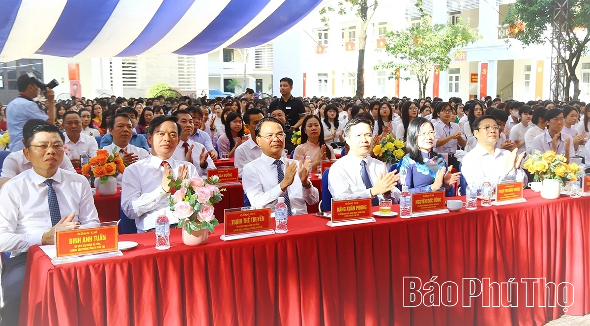 Bí thư Tỉnh ủy Đặng Xuân Phong dự khai giảng tại Trường THPT Chuyên Hoàng Văn Thụ