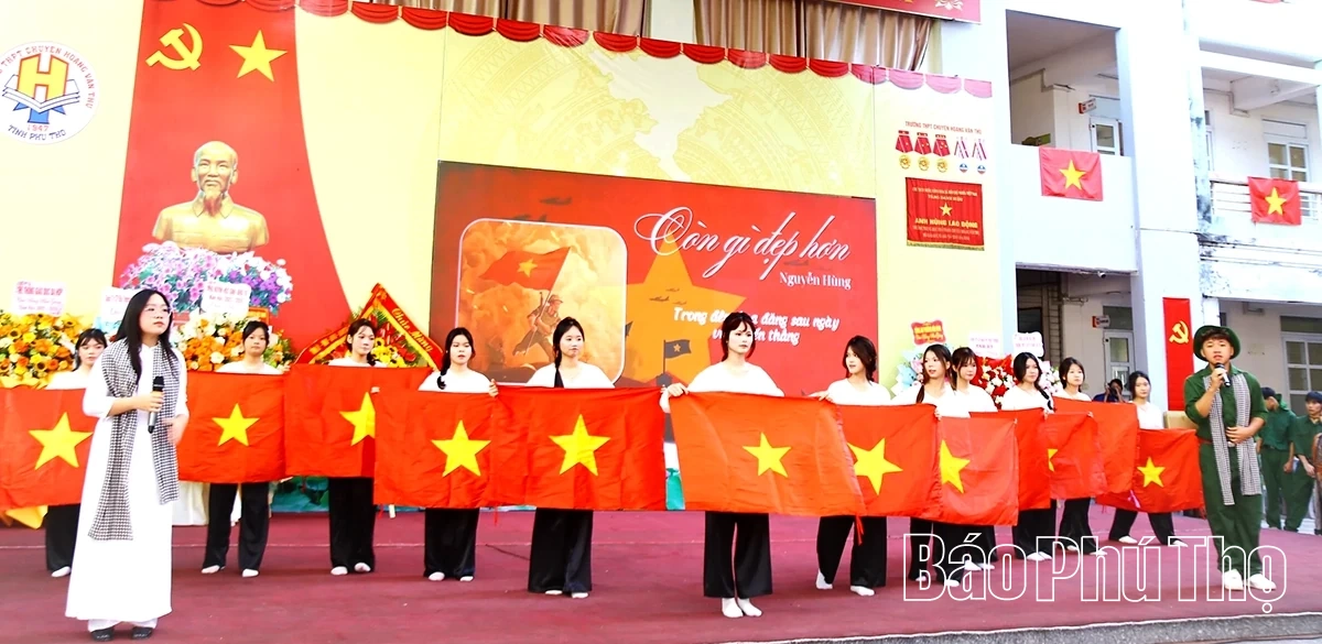 Bí thư Tỉnh ủy Đặng Xuân Phong dự khai giảng tại Trường THPT Chuyên Hoàng Văn Thụ