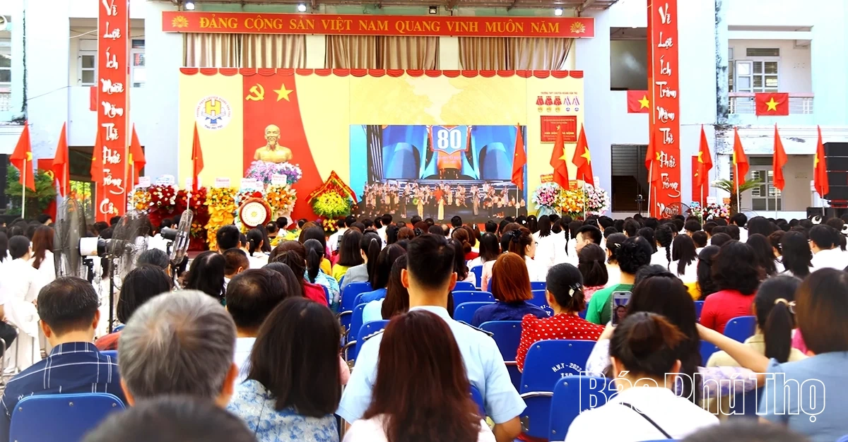 Bí thư Tỉnh ủy Đặng Xuân Phong dự khai giảng tại Trường THPT Chuyên Hoàng Văn Thụ