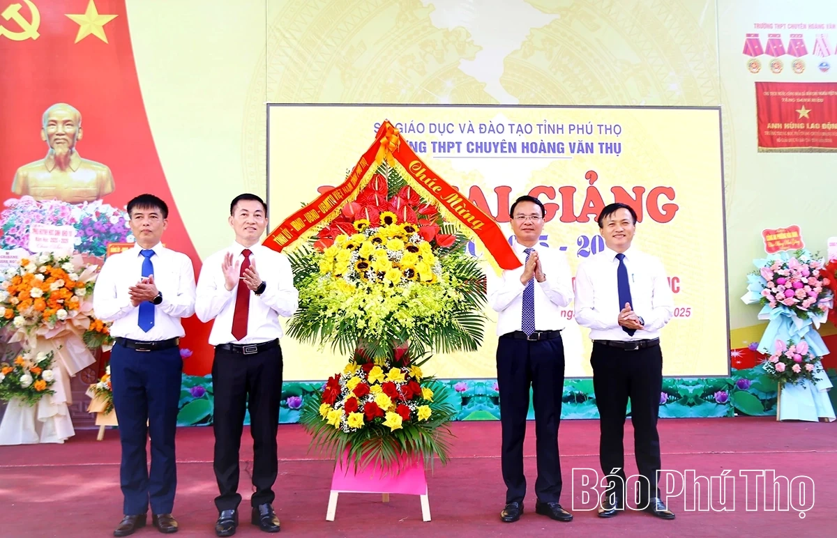 Bí thư Tỉnh ủy Đặng Xuân Phong dự khai giảng tại Trường THPT Chuyên Hoàng Văn Thụ