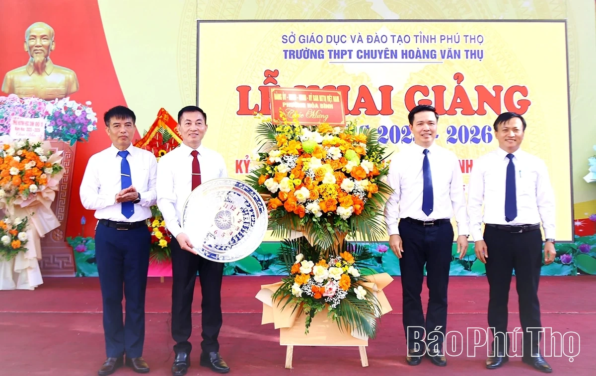 Bí thư Tỉnh ủy Đặng Xuân Phong dự khai giảng tại Trường THPT Chuyên Hoàng Văn Thụ