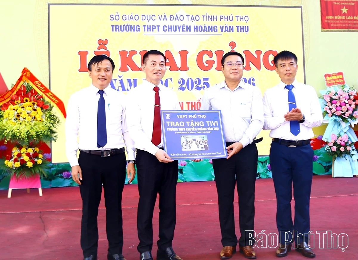 Bí thư Tỉnh ủy Đặng Xuân Phong dự khai giảng tại Trường THPT Chuyên Hoàng Văn Thụ