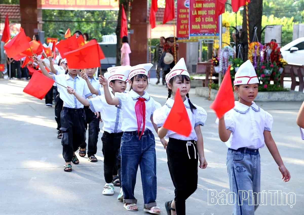 Các đồng chí lãnh đạo tỉnh dự lễ khai giảng năm học 2025 - 2026