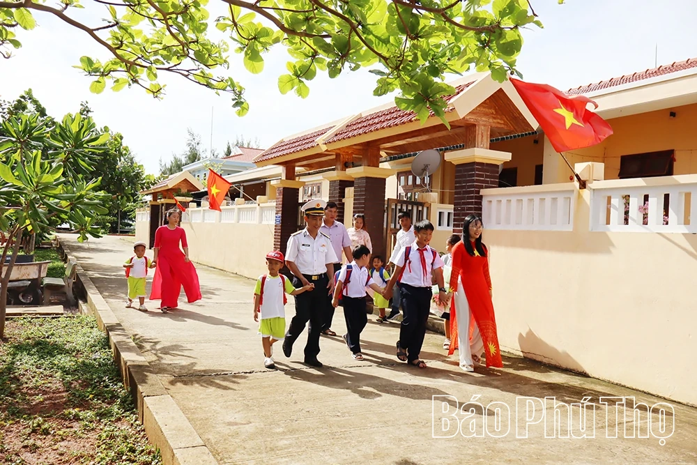 Rộn ràng khai giảng năm học mới trên quần đảo Trường Sa