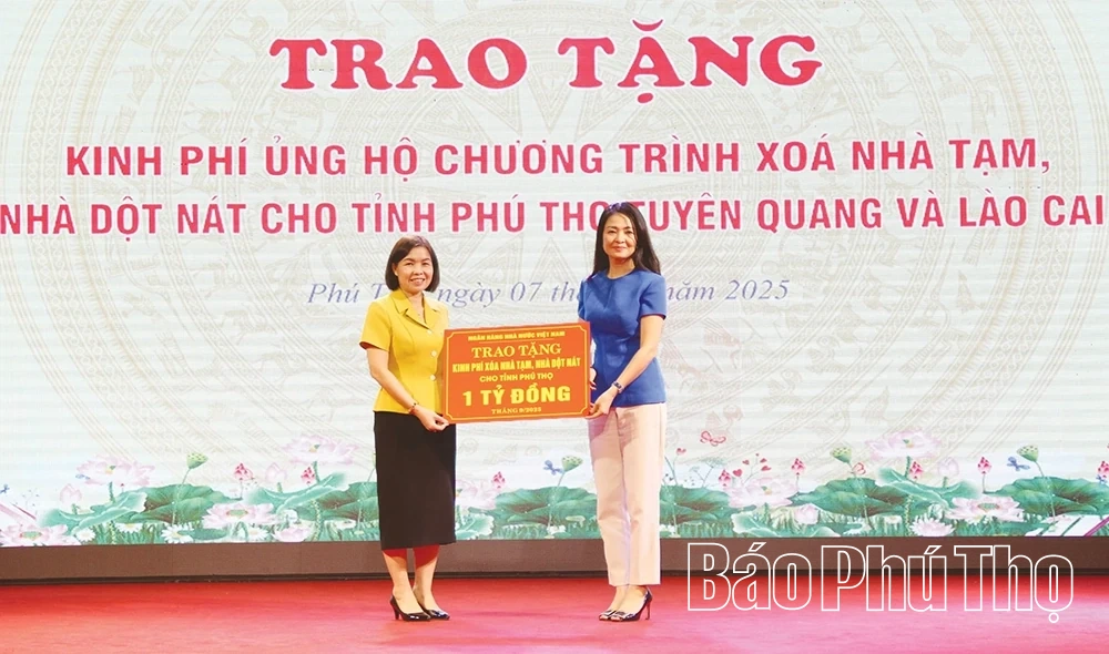 Trao 1 tỷ đồng hỗ trợ xóa nhà tạm, nhà dột nát cho tỉnh Phú Thọ