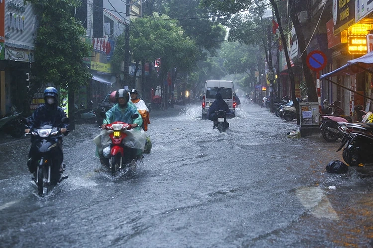 Thời tiết ngày 1/9: Mưa dông diện rộng nhiều khu vực, cảnh báo lũ quét và ngập úng cục bộ