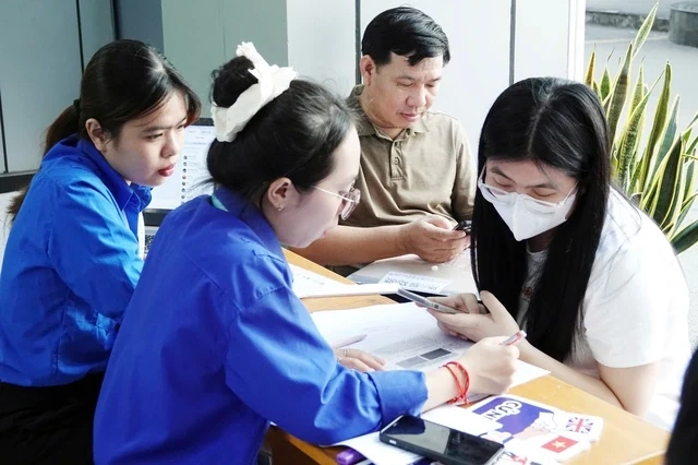 Nhiều hỗ trợ tài chính cho sinh viên: Vay ưu đãi, trả góp học phí 0%