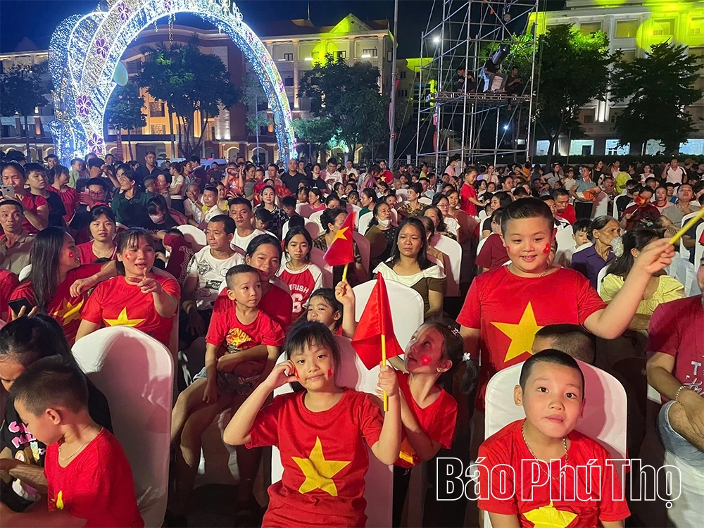 Hào hùng, xúc động, tự hào