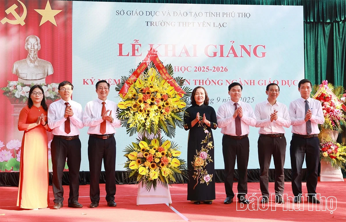 Các đồng chí lãnh đạo tỉnh dự lễ khai giảng năm học 2025 - 2026