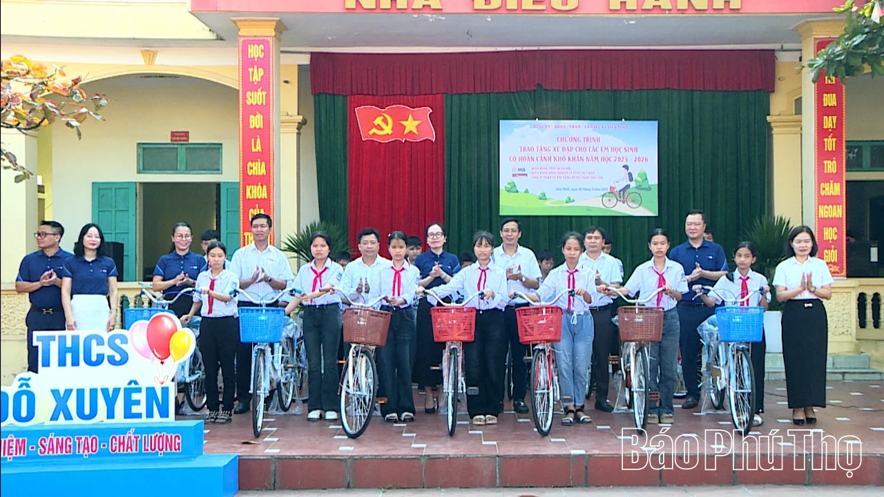 Trao tặng xe đạp cho học sinh có hoàn cảnh khó khăn