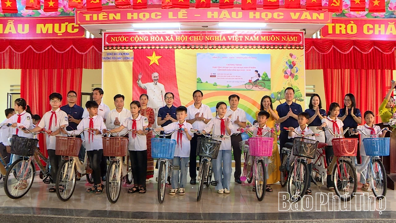 Trao tặng xe đạp cho học sinh có hoàn cảnh khó khăn