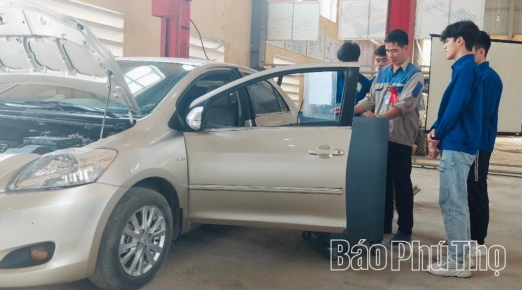 Đồng hành đào tạo nguồn nhân lực dân tộc thiểu số