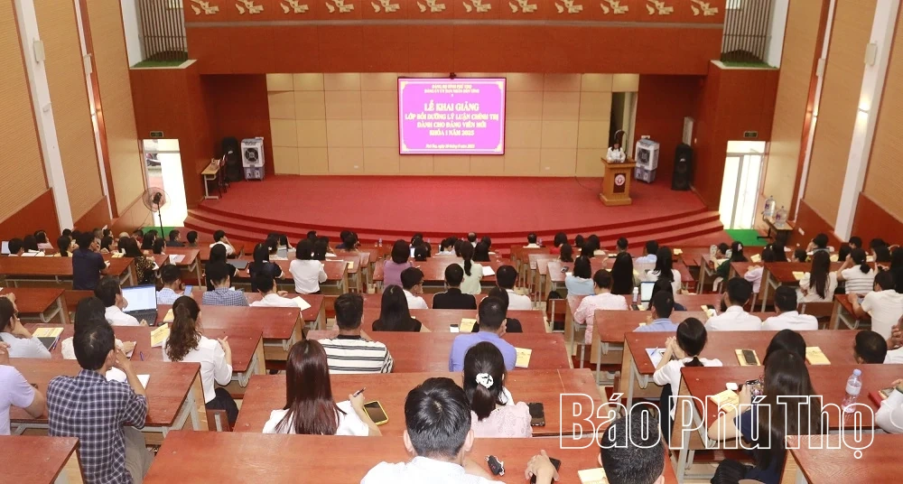 Khai giảng lớp bồi dưỡng lý luận chính trị cho đảng viên mới