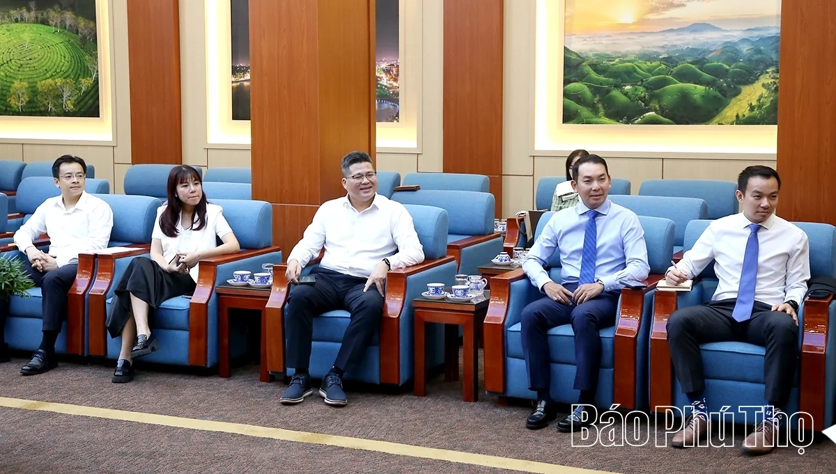 Chủ tịch UBND tỉnh Trần Duy Đông tiếp và làm việc với Đoàn Đại sứ Singapore tại Việt Nam