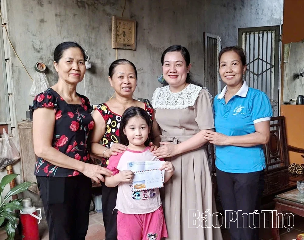 Nâng bước học sinh khó khăn đến trường