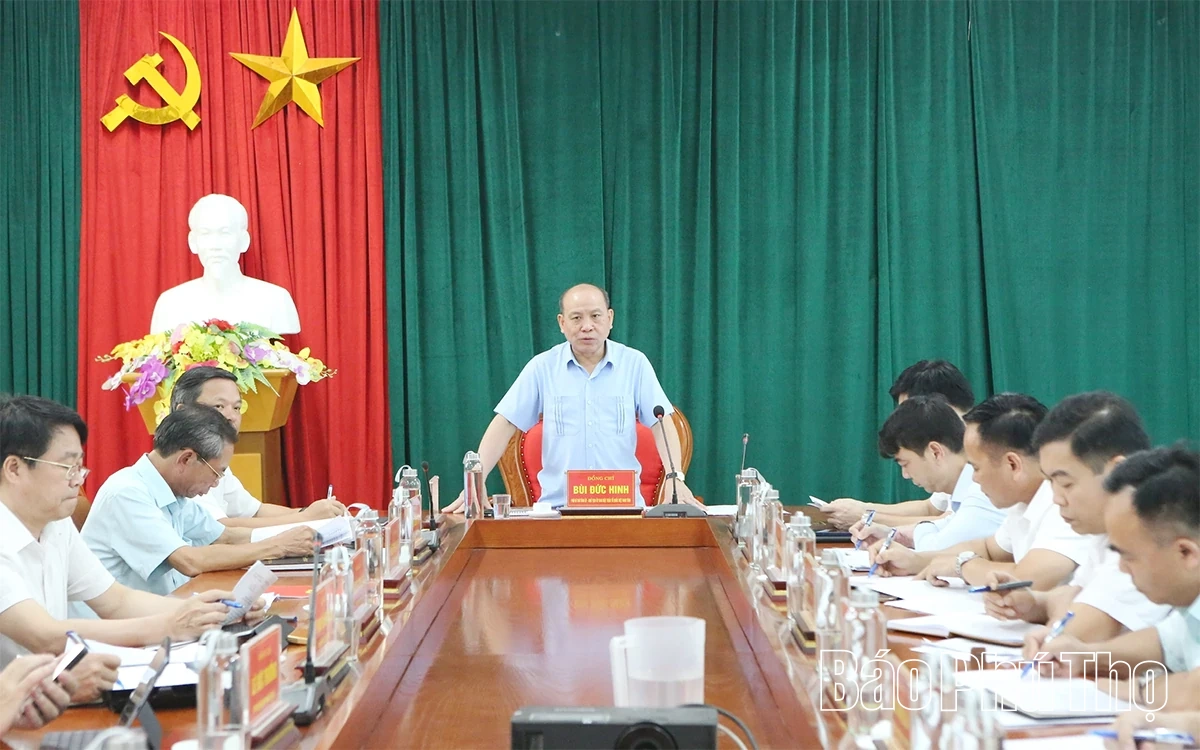 Đồng chí Bùi Đức Hinh - Phó Bí thư Tỉnh ủy, Chủ tịch Ủy ban MTTQ tỉnh làm việc với xã Văn Miếu