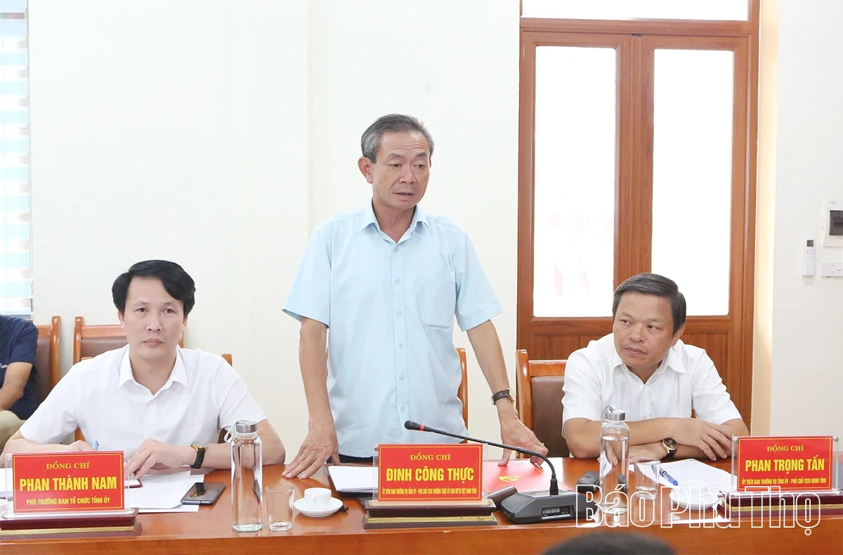 Đồng chí Bùi Đức Hinh - Phó Bí thư Tỉnh ủy, Chủ tịch Ủy ban MTTQ tỉnh làm việc với xã Văn Miếu