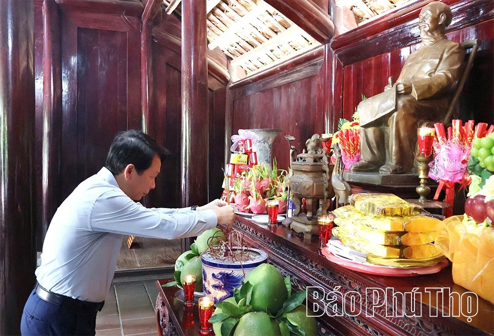 UBND xã Hy Cương dâng hương tưởng niệm Chủ tịch Hồ Chí Minh