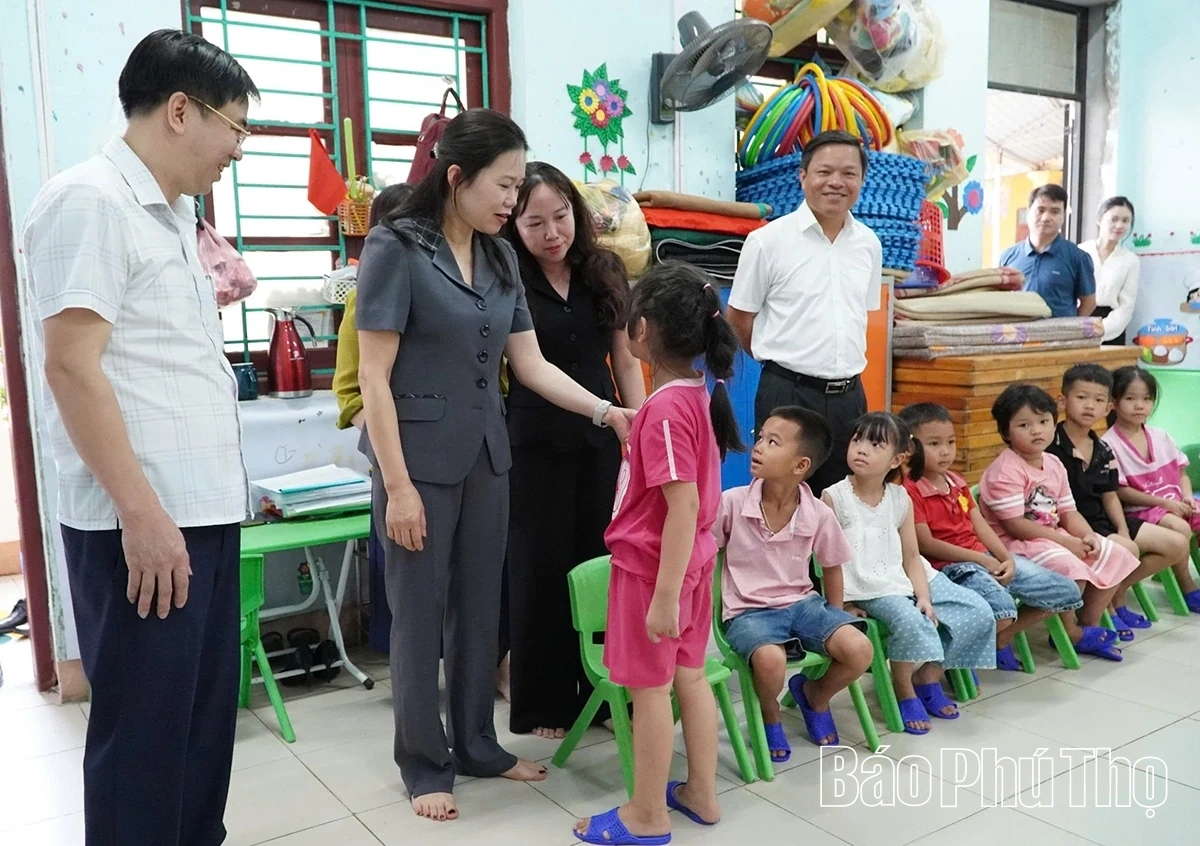 Phó Bí thư Tỉnh ủy Bùi Thị Minh làm việc tại xã Thượng Long về vận hành mô hình chính quyền địa phương 2 cấp