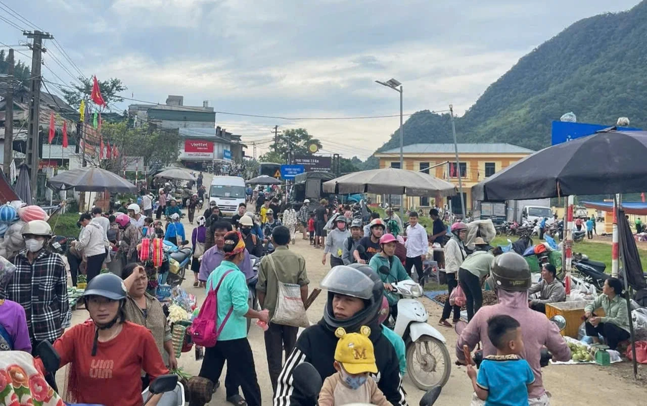 Háo hức chợ phiên xứ Mường