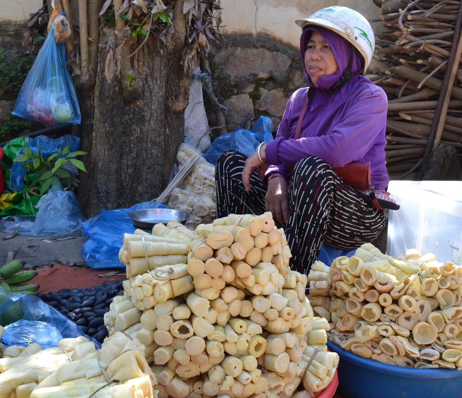 Eager to Visit the Muong Periodic Market