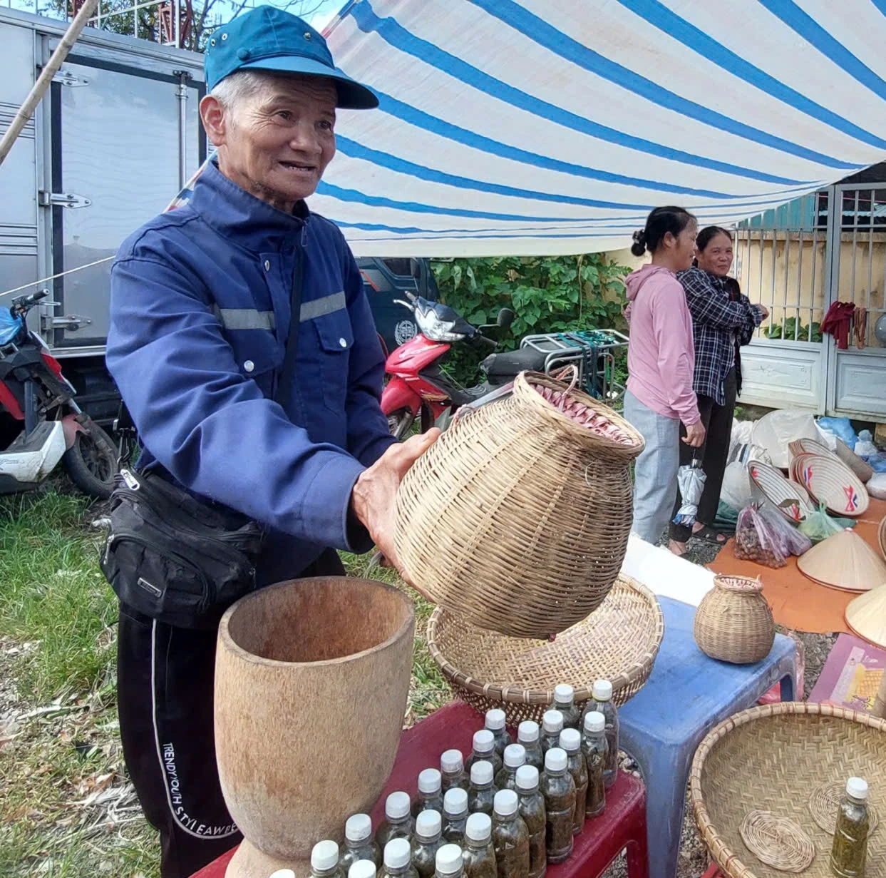 Eager to Visit the Muong Periodic Market
