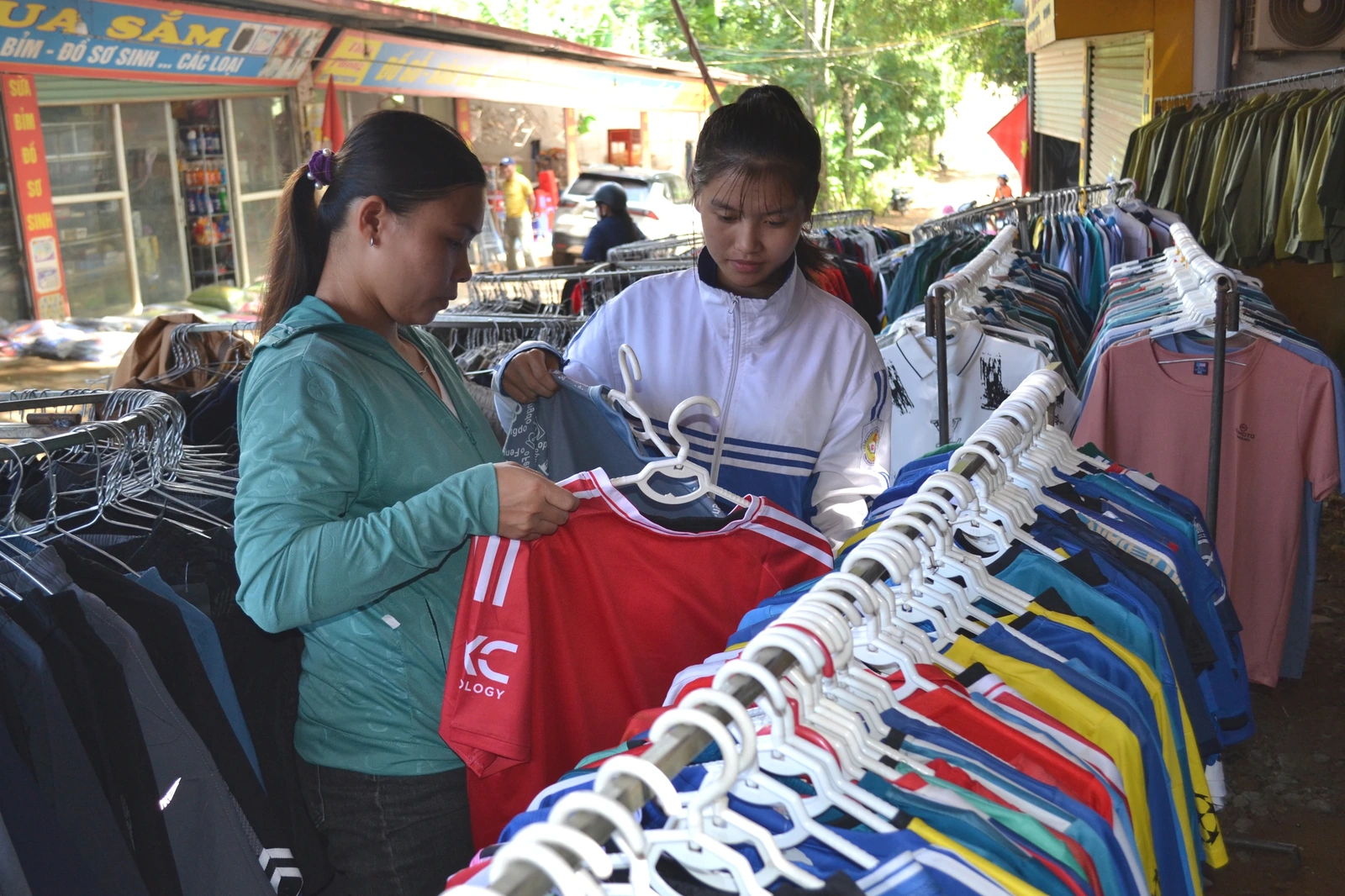 Háo hức chợ phiên xứ Mường