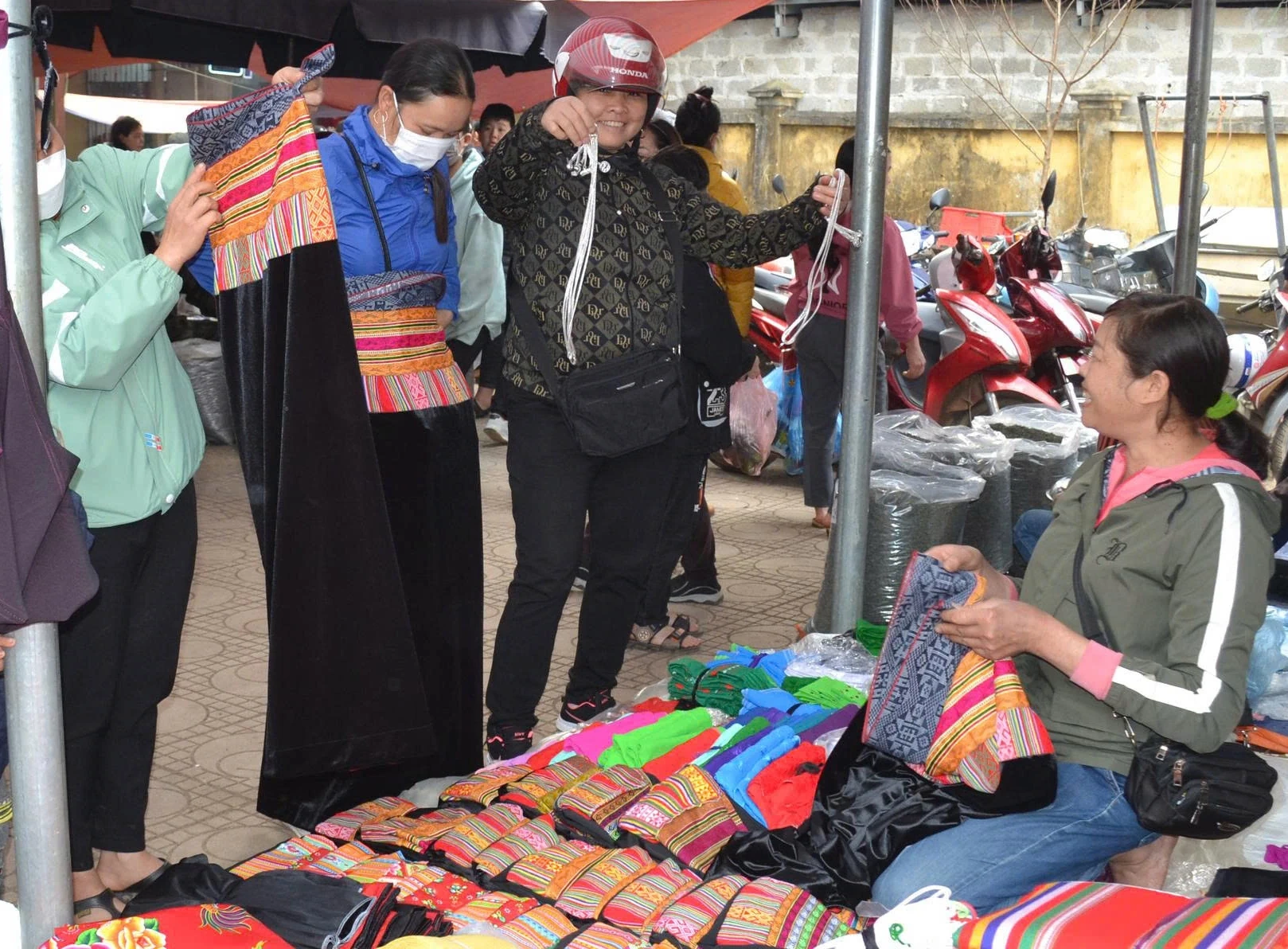 Eager to Visit the Muong Periodic Market