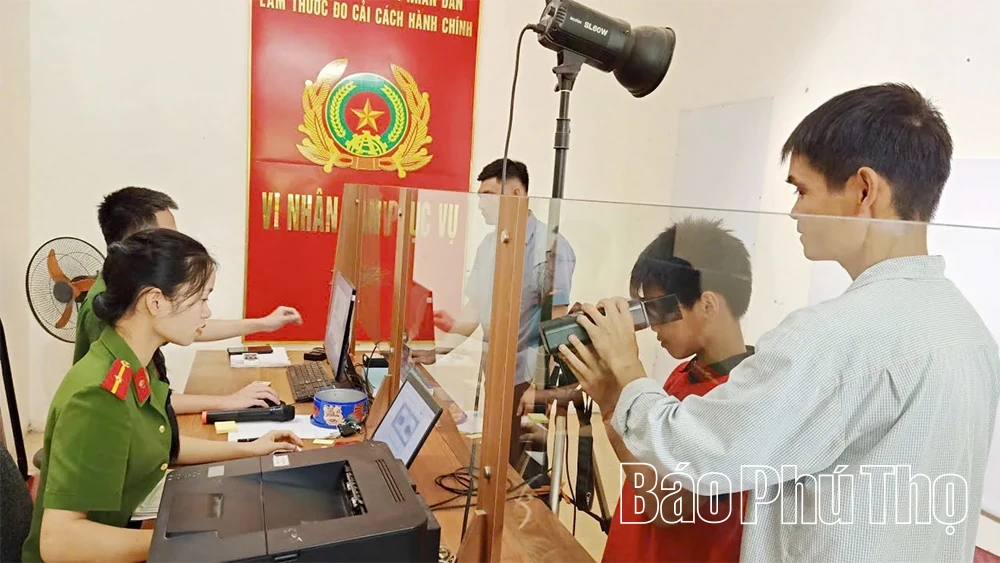 Tận tâm hỗ trợ người dân làm định danh điện tử